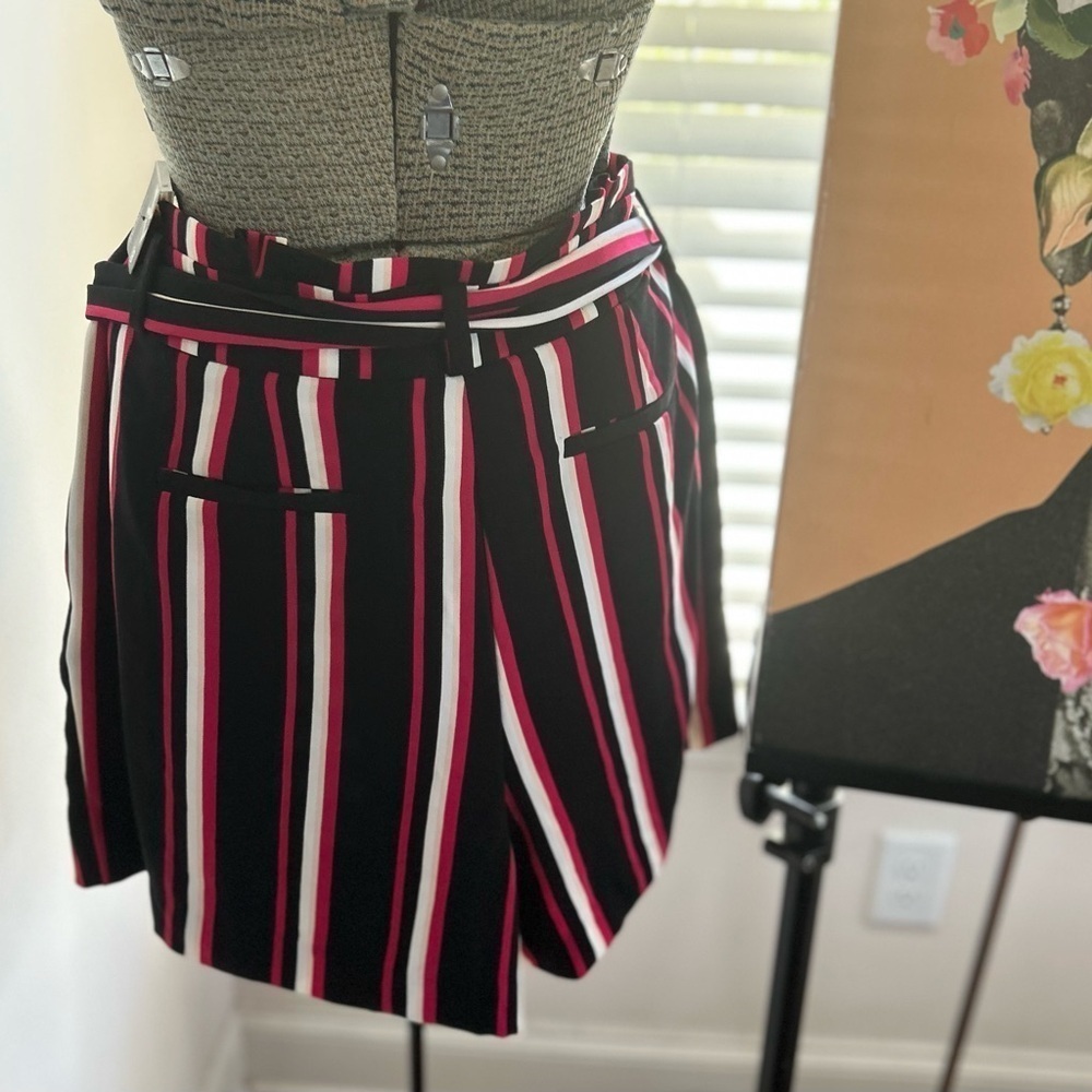 NWT TORRID STRETCH CREPE MID-RISE TIE-FRONT SHORT SIZE 18 - Picture 8 of 10